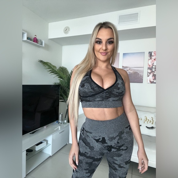 Black and gray workout leggings and top - Picture 1 of 10